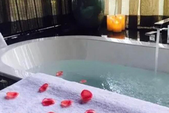 长沙望城区水疗池中的失重冥想：当身体学会漂浮